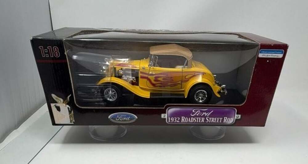Road Signature 1:18 Scale 1932 Ford Roadster Street Rod Yellow with Flames Dieca